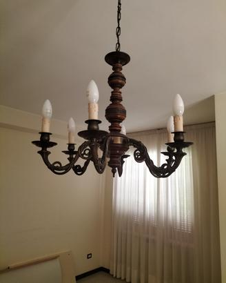 Lampadario classico a 6 luci in legno e metallo. 