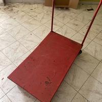 Carrello industriale in ferro.