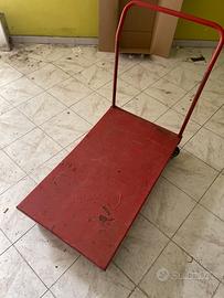 Carrello industriale in ferro.