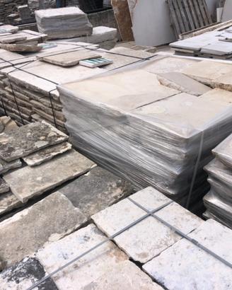 Materiale edile di recupero in pietra selezionato