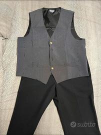 Completo da cameriere/ receptionist