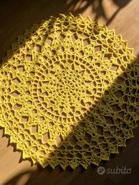 Centrino uncinetto fatto a mano giallo