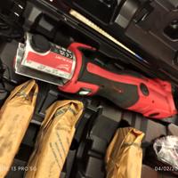 Pressatrice A Batteria Milwaukee per multistrato