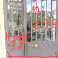 porta-portone in ferro e vetro. finestra laterale