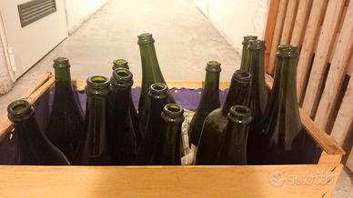 Bottiglie da vino, tappi e gabbiette