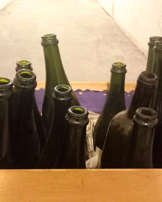 Bottiglie da vino, tappi e gabbiette