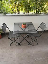 Tavolo con sedie da esterno