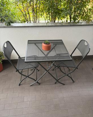 Tavolo con sedie da esterno