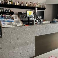 bancone bar con parte di retro banco