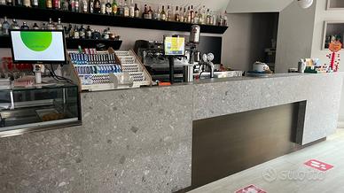 bancone bar con parte di retro banco