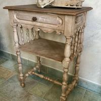 Mobiletto con cassetto e ripiano a vista