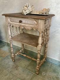 Mobiletto con cassetto e ripiano a vista