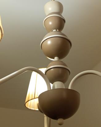 lampadario tre bracciabianco e avorio con cupole 