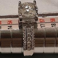 Meraviglioso Anello in argento e Moissanite