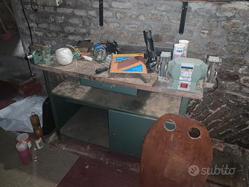 Banco da lavoro con morsa e smerigliatrice