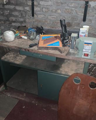 Banco da lavoro con morsa e smerigliatrice