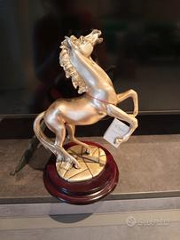 Cavallo impennato in argento