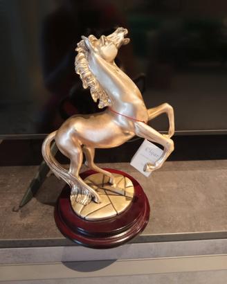 Cavallo impennato in argento