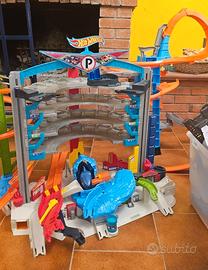 Hot Wheels parcheggio e piste varie