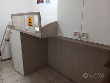 Cameretta con letto sopraelevato.