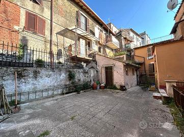 2 LOCALI A MONTE COMPATRI