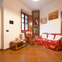 Indipendente con cortile e terrazza sovrastante