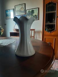 coppia di vasi in ceramica bianca