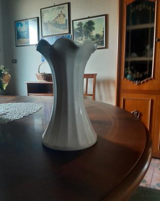 coppia di vasi in ceramica bianca