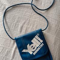 tracolla Yell! Industry bluette