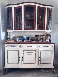 Credenza con vetrina in legno e piano in marmo