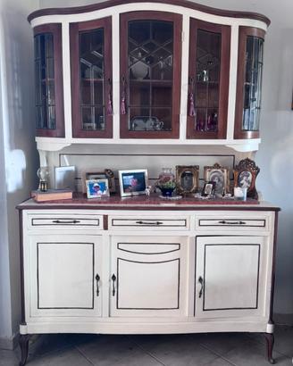 Credenza con vetrina in legno e piano in marmo