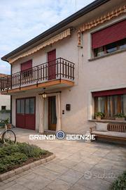 Casa con grande giardino nel borgo storico di Arca