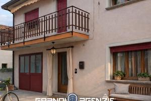 Casa con grande giardino nel borgo storico di Arca