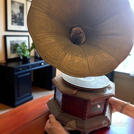 Antico grammofono vintage a Tromba in ottone
