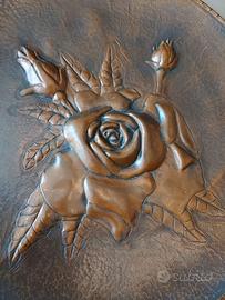 piatto in rame sbalzato vintage  43 cm diametro .