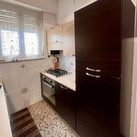 Cucina completa di elettrodomestici.