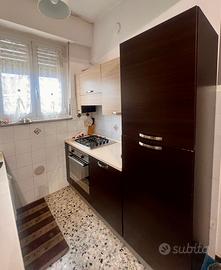 Cucina completa di elettrodomestici.