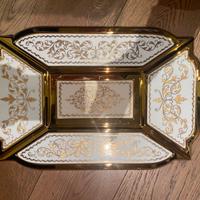 Due vassoi decorativi di porcellana e oro