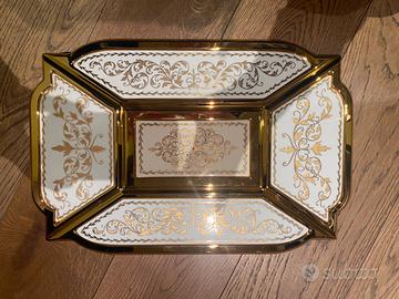 Due vassoi decorativi di porcellana e oro