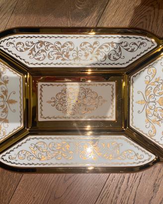 Due vassoi decorativi di porcellana e oro