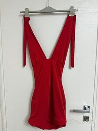 Abito rosso con scollo a V