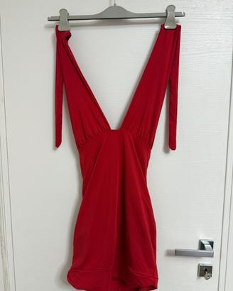 Abito rosso con scollo a V