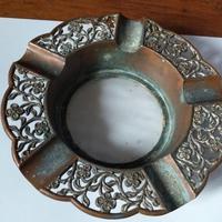 posacenere vintage con decorazioni floreali