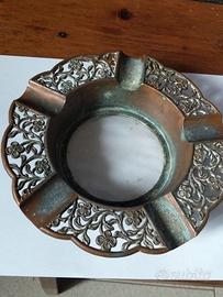 posacenere vintage con decorazioni floreali