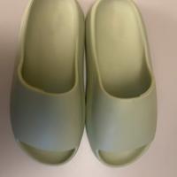 Yeezy slide taglia 40-45, comode e leggere.