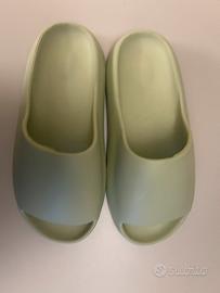 Yeezy slide taglia 40-45, comode e leggere.