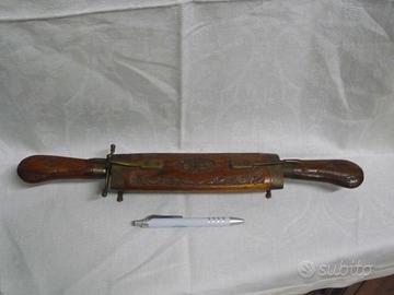 Antico set posate coltello e forchetta intagliato