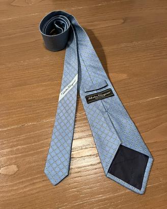Ferragamo cravatta in seta azzurra