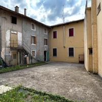 CASA IN LINEA CON GIARDINO - ABITABILE DA SUBITO!