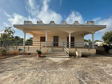 Villa con garage e trulletto